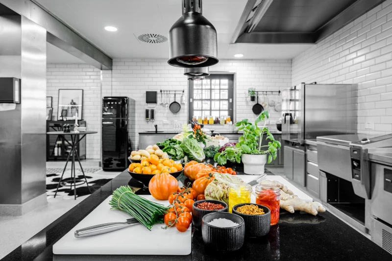 Moderne Eventküche mit frischen Zutaten und stilvollem Kochzubehör.