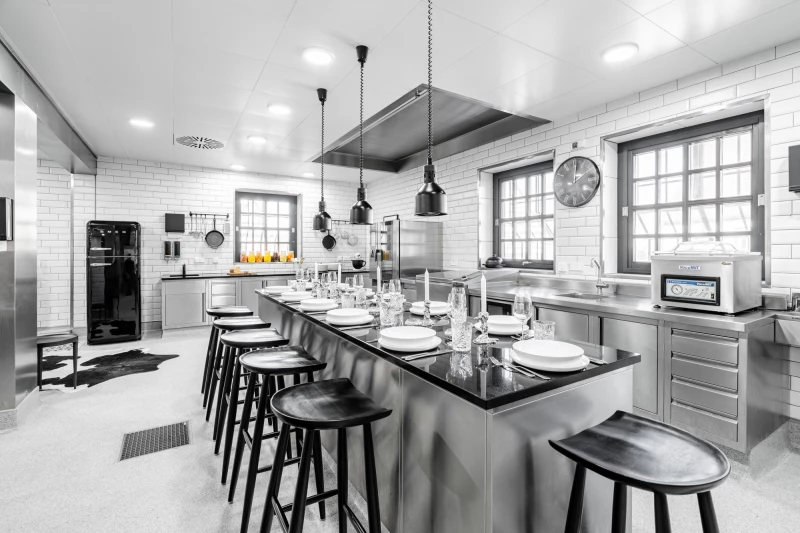 Moderne Eventküche im Hotel Riesengebirge mit gedeckter Tafel.