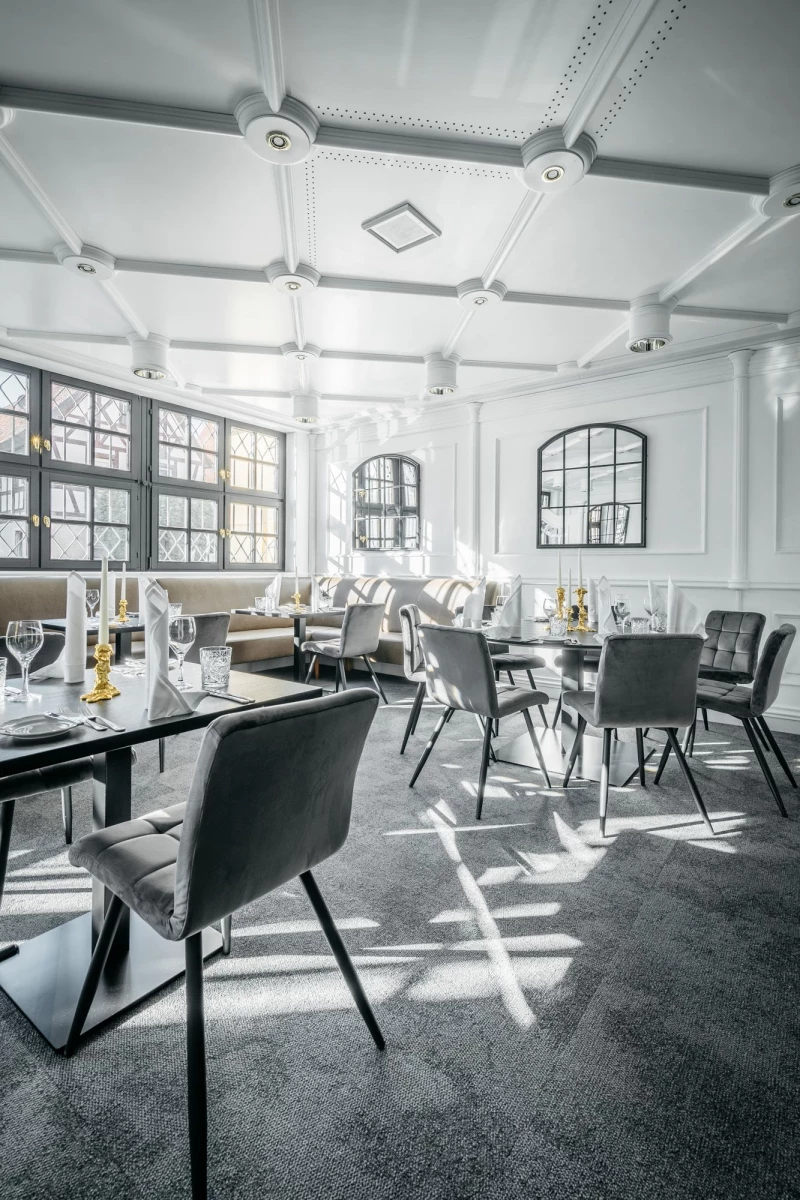 Helles, elegantes Restaurant im Hotel Riesengebirge mit modernen Möbeln.