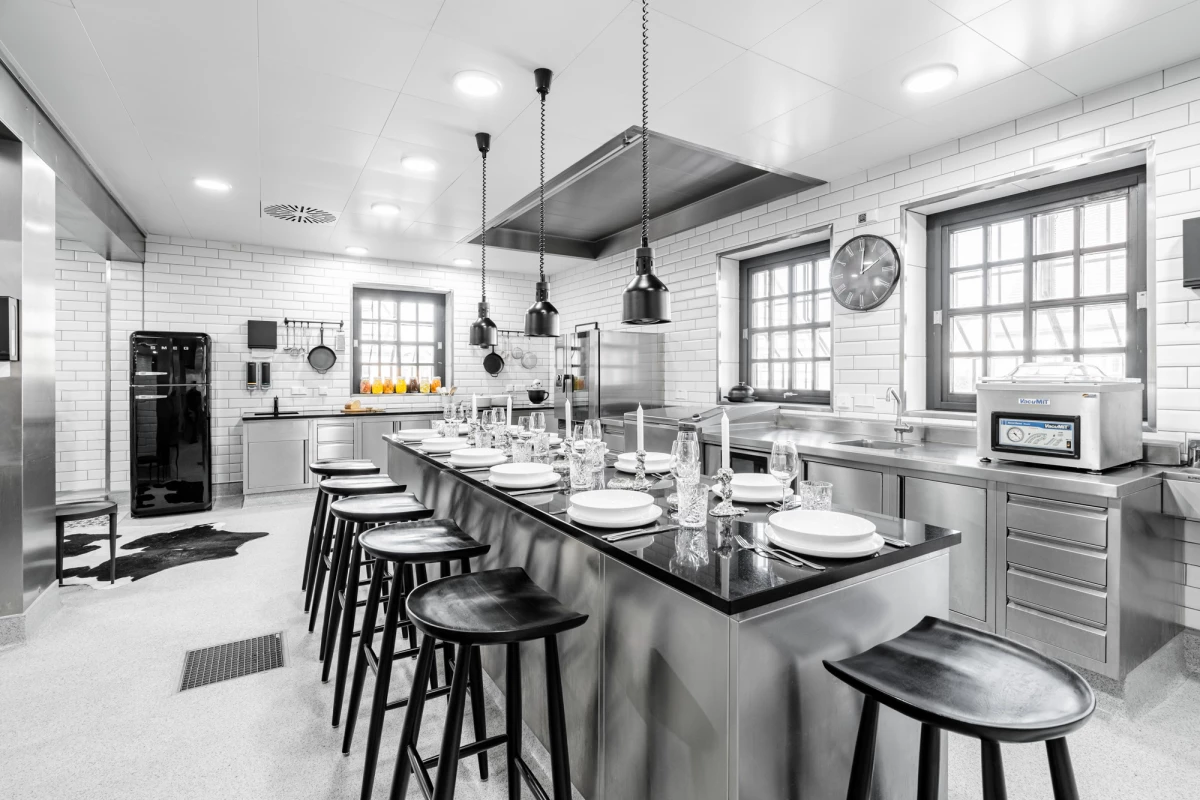 Moderne Eventküche im Hotel Riesengebirge mit Essbereich und Ausstattung.