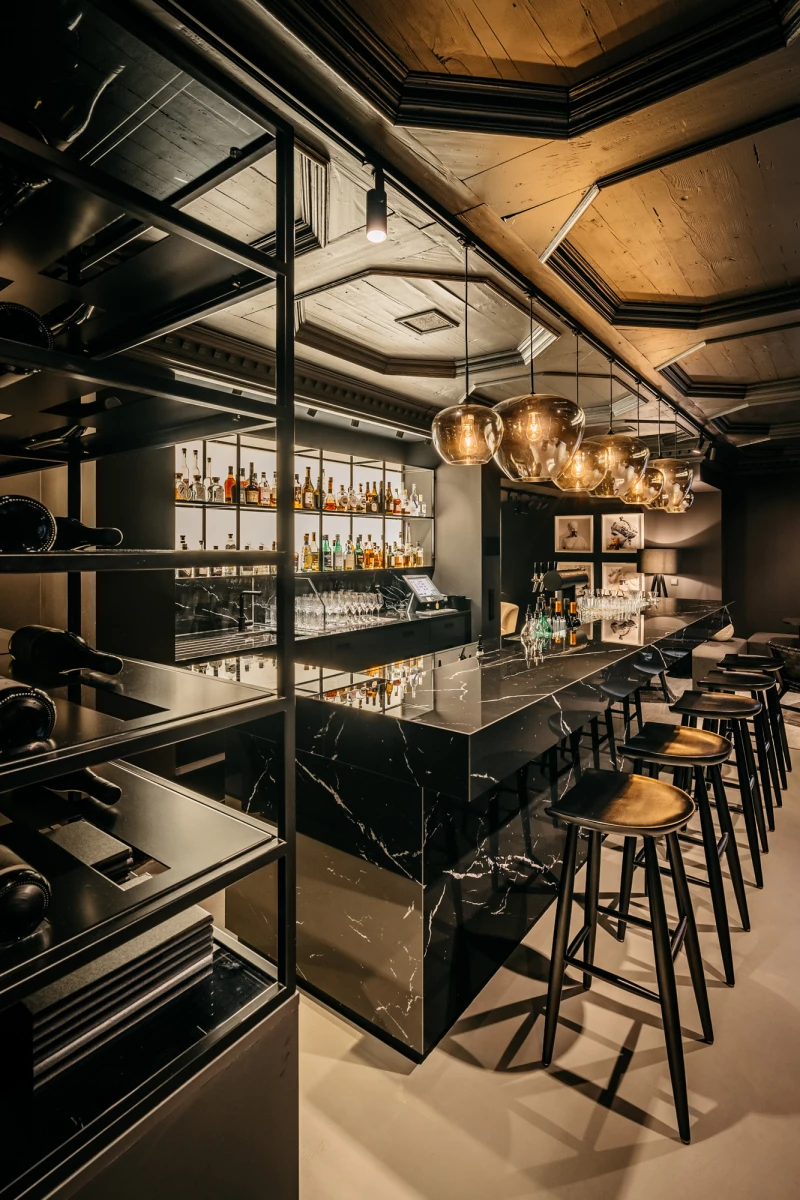 Moderne Hotelbar mit stilvollem Design im Hotel Riesengebirge.