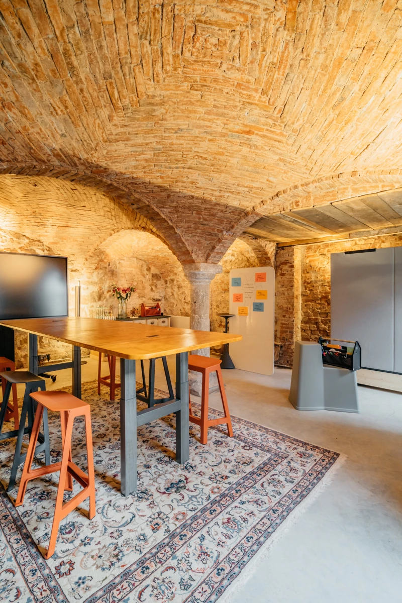 Stilvoller Seminarraum im Gutshof Neun mit historischem Gewölbe.
