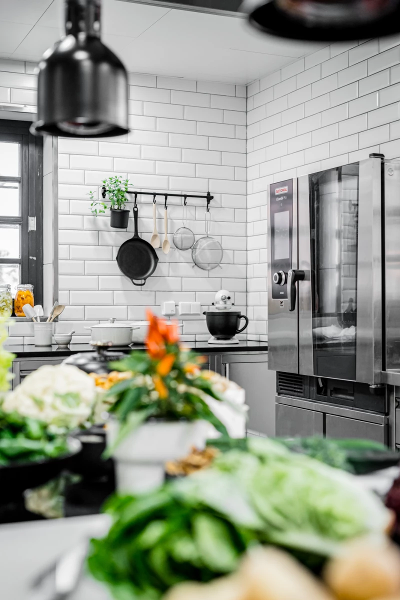 Moderne Eventküche im Hotel Riesengebirge mit frischen Zutaten.