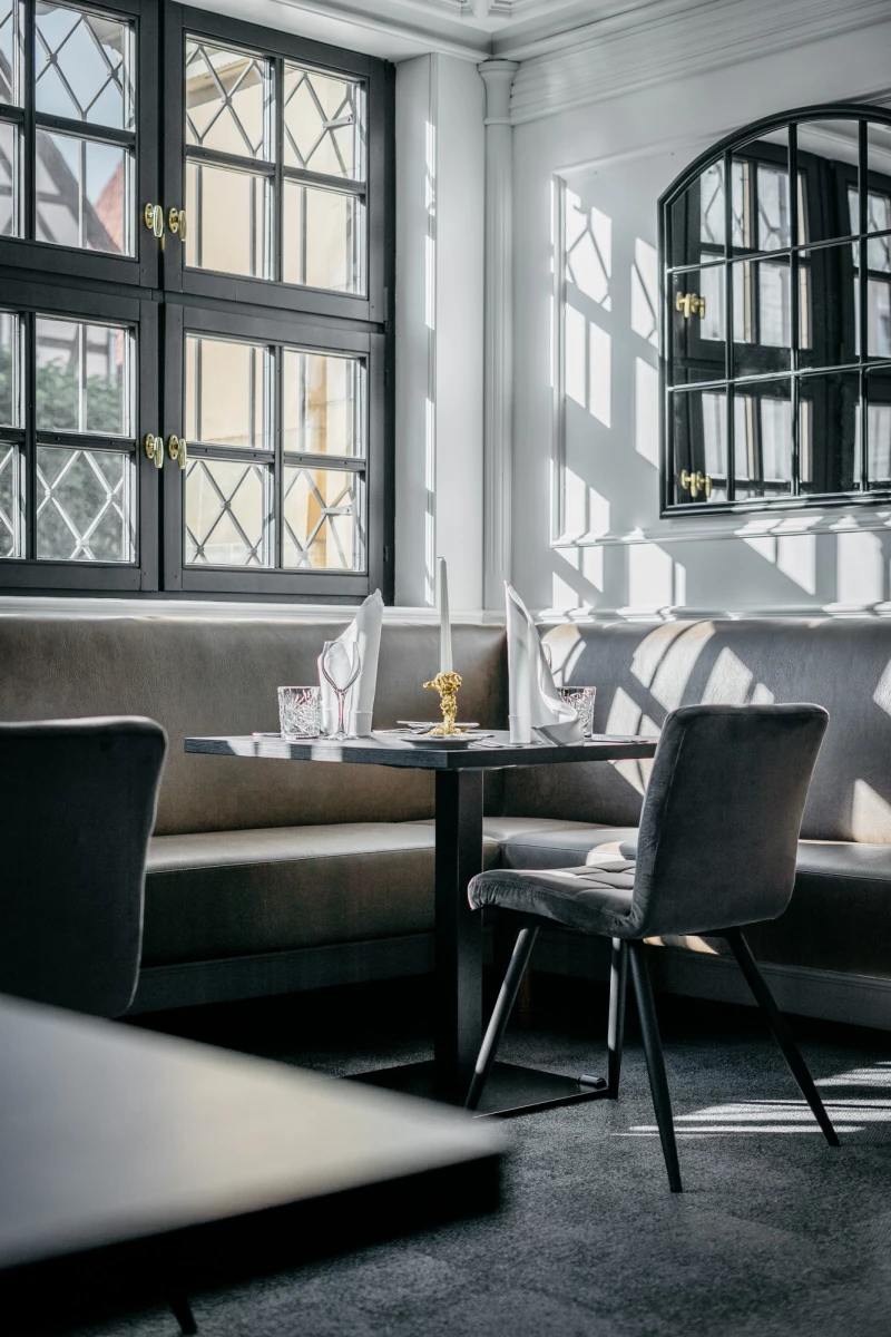 Stilvolle Neuhöfer Stube im Hotel Riesengebirge mit Tageslicht.