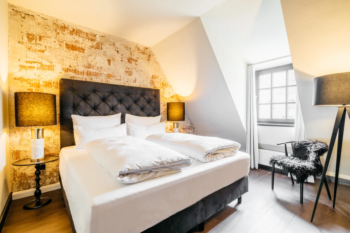 Modernes Doppelzimmer im Hotel Riesengebirge mit gemütlicher Beleuchtung.