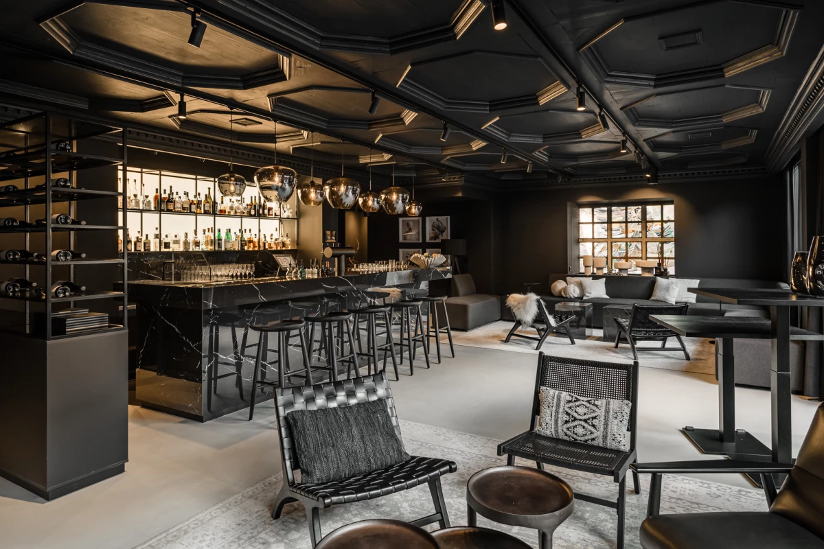 Moderne Hotelbar im Hotel Riesengebirge mit stilvoller Einrichtung.