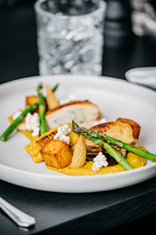 Gourmetgericht mit Spargel und Hähnchen im Hotel Riesengebirge Restaurant.